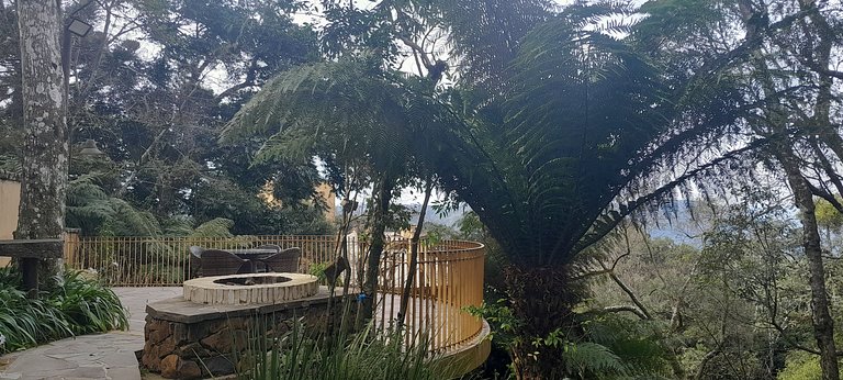 Centro de Gramado, amplo. Vista para a natureza!