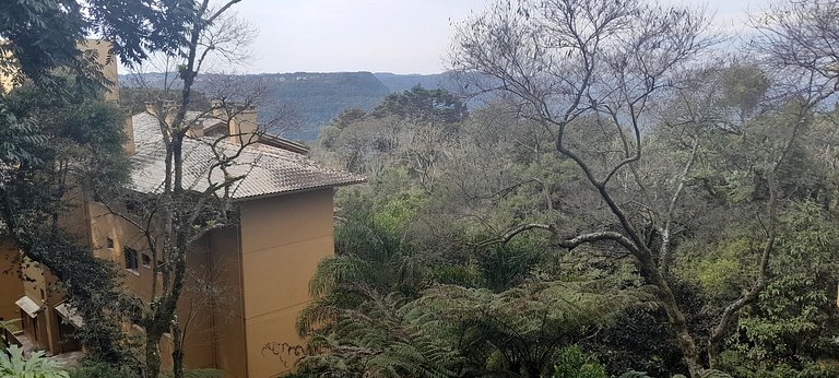 Centro de Gramado, amplo. Vista para a natureza!