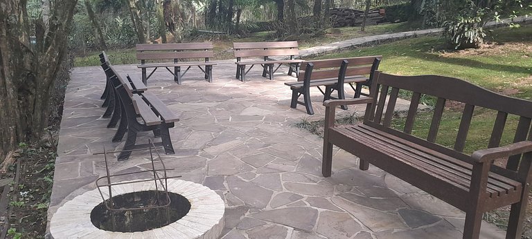 Centro de Gramado, amplo. Vista para a natureza!
