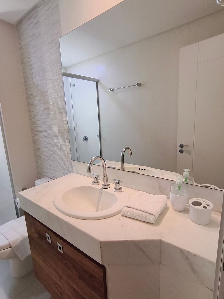 Alto Padrão 3 suítes com ar condicionado e TV.