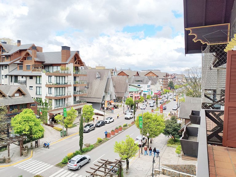 Linda cobertura com sacada no centro de Gramado.