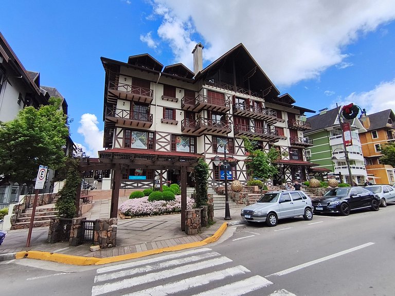 No Coração de Gramado! Faça tudo a pé. Reformado.