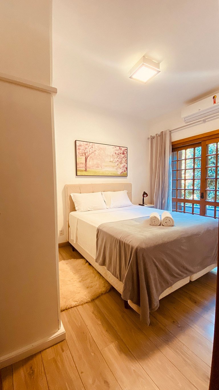 Próximo ao centro, Ar, varanda e churrasqueira!