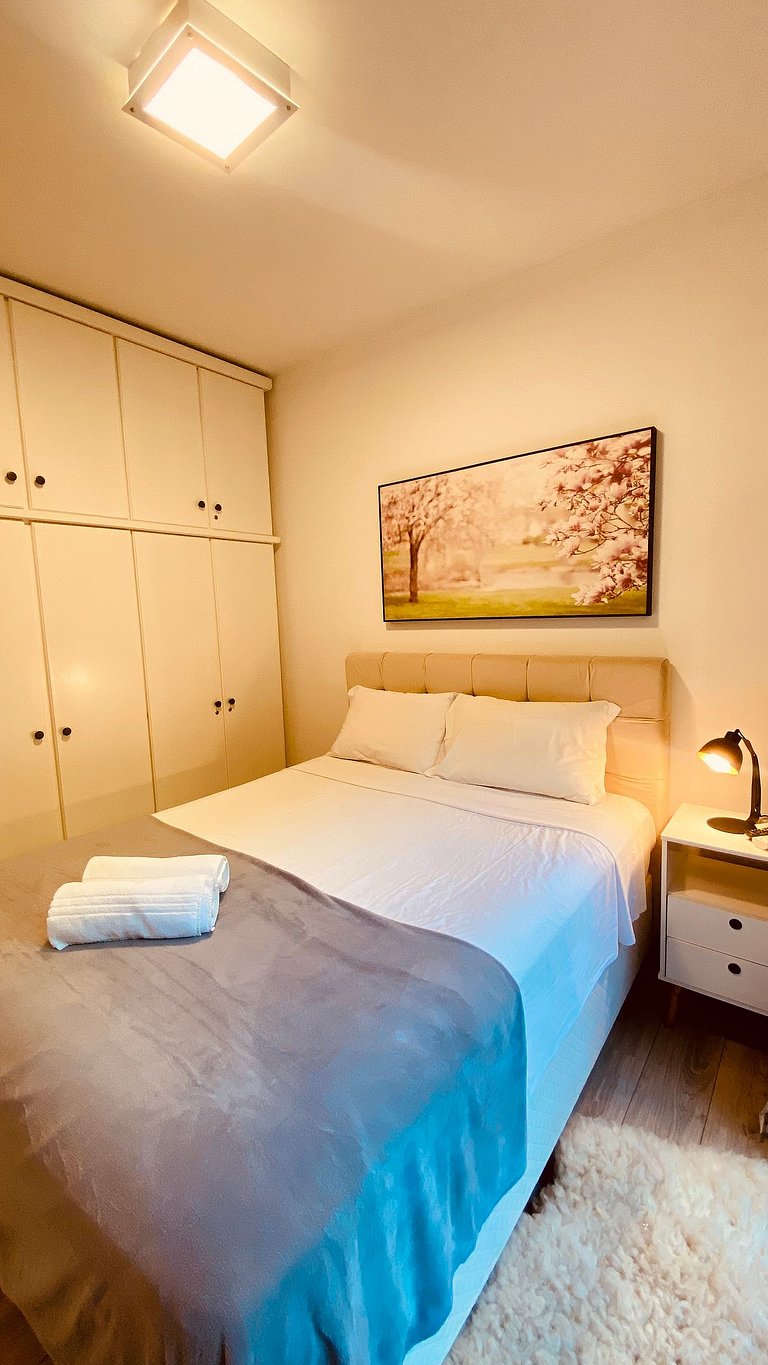 Próximo ao centro, Ar, varanda e churrasqueira!