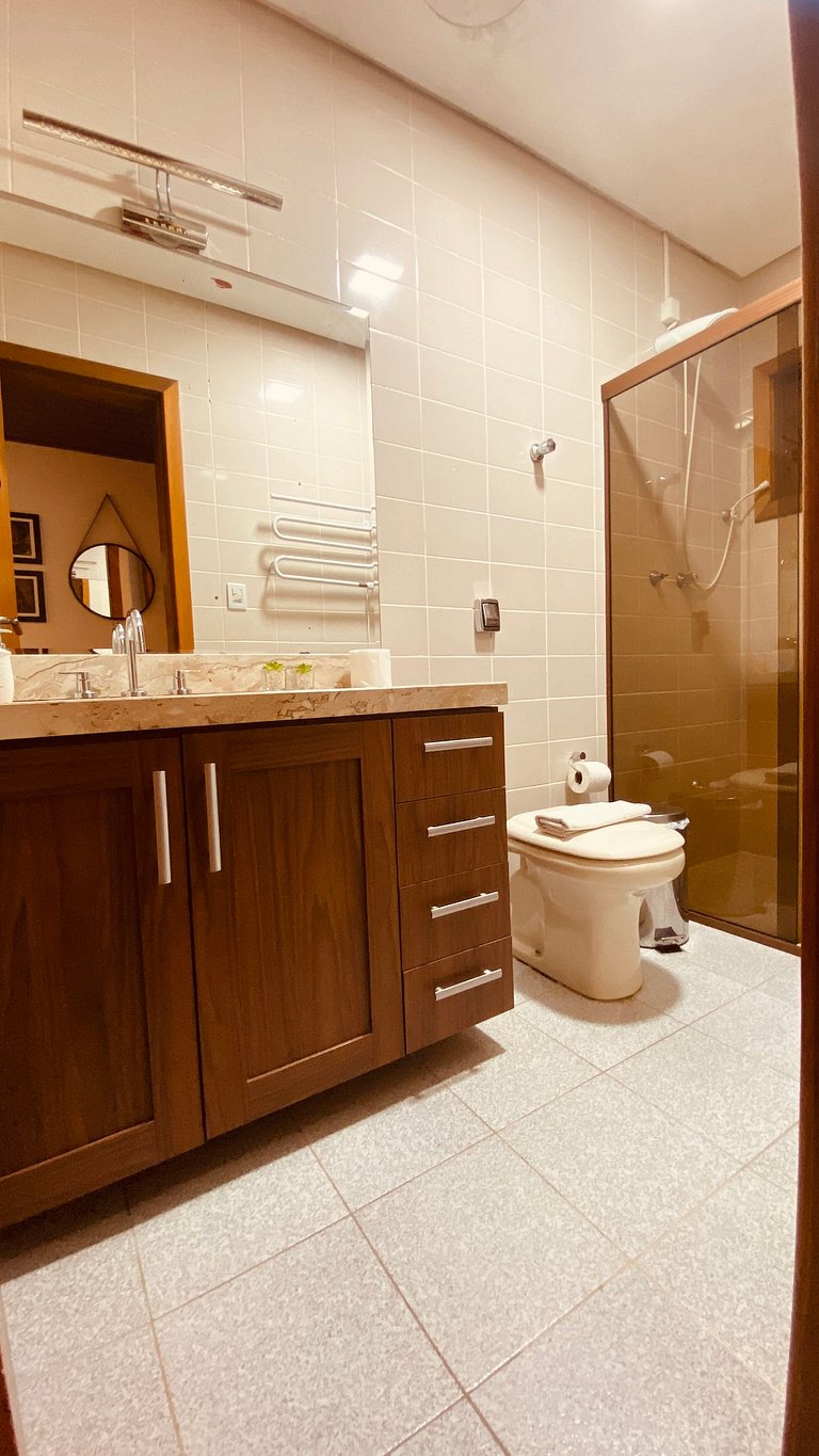 Próximo ao centro, Ar, varanda e churrasqueira!