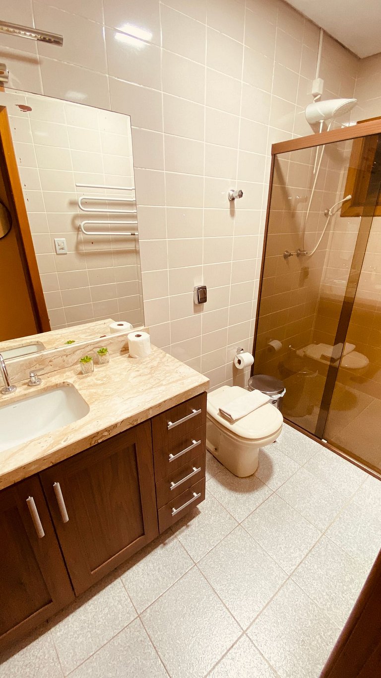 Próximo ao centro, Ar, varanda e churrasqueira!