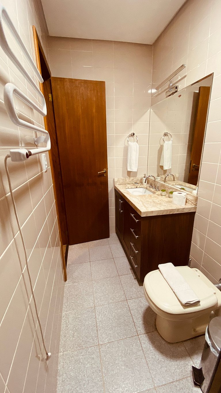 Próximo ao centro, Ar, varanda e churrasqueira!