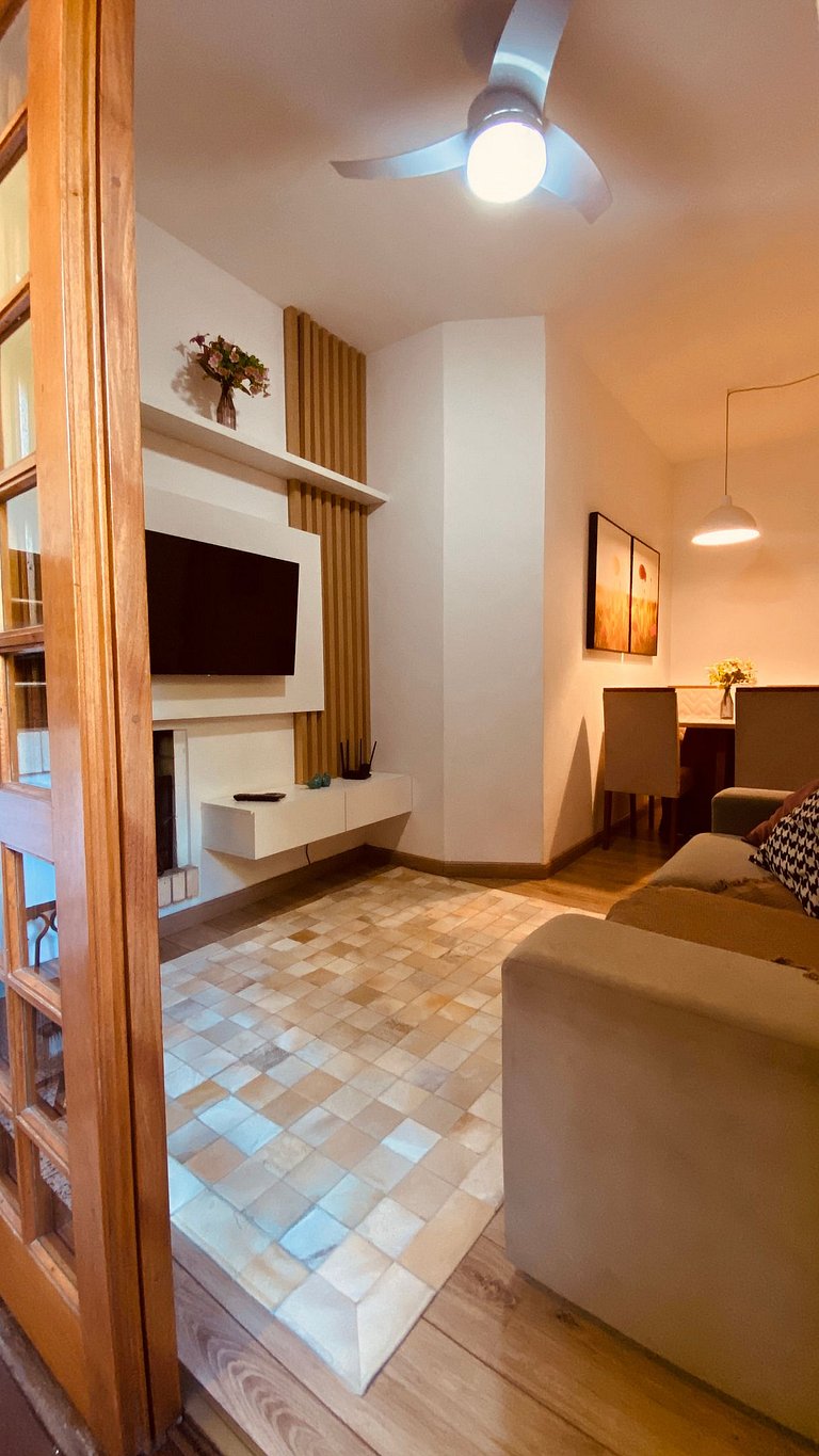 Próximo ao centro, Ar, varanda e churrasqueira!