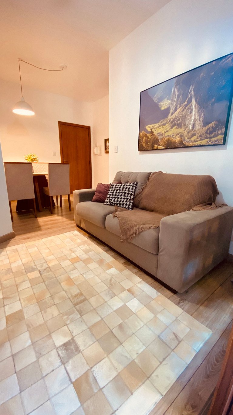 Próximo ao centro, Ar, varanda e churrasqueira!