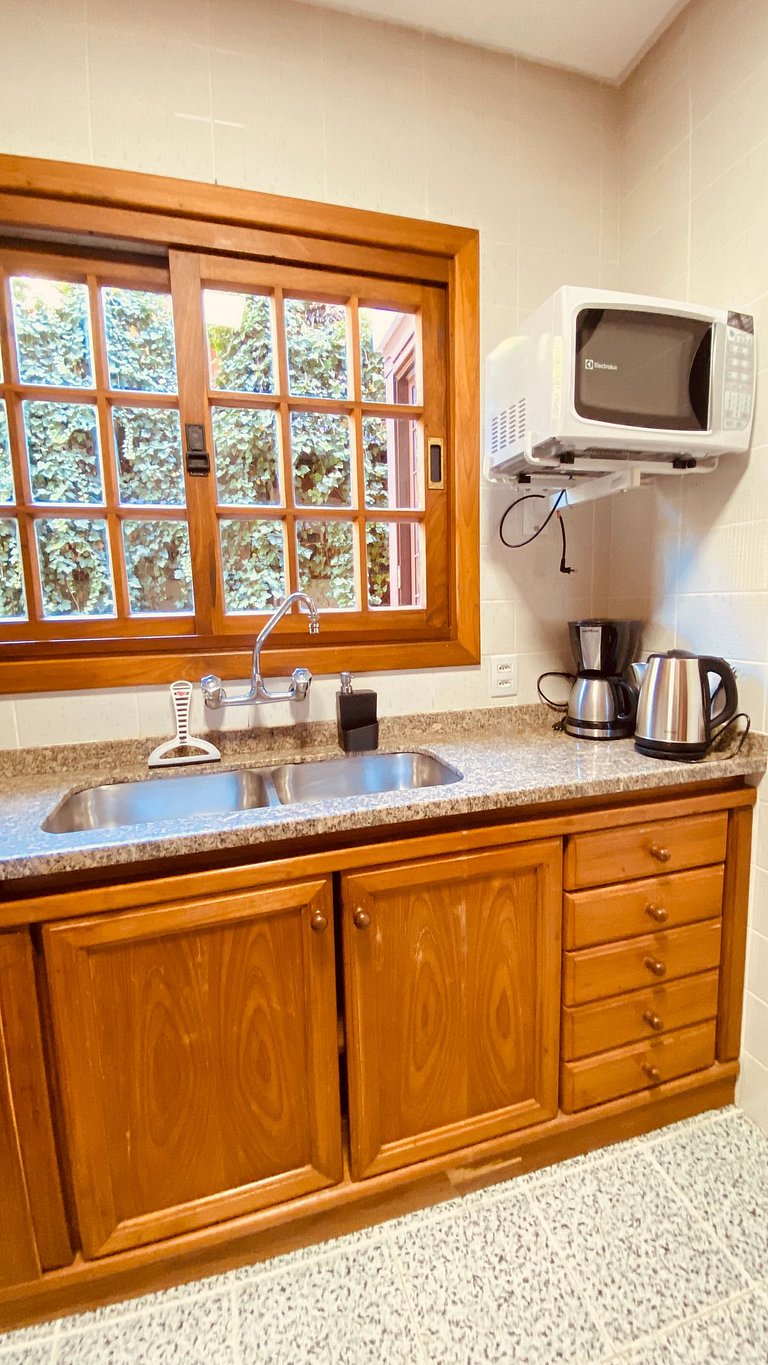 Próximo ao centro, Ar, varanda e churrasqueira!