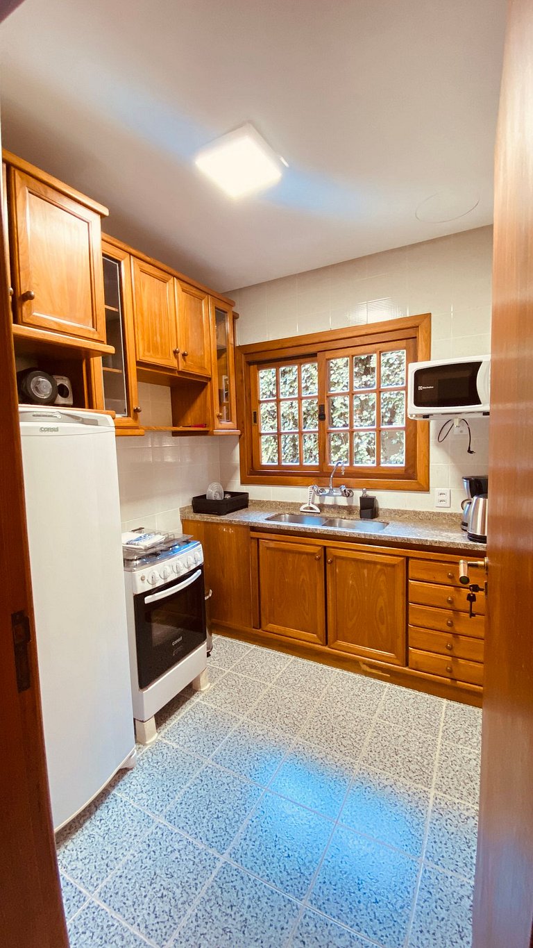 Próximo ao centro, Ar, varanda e churrasqueira!