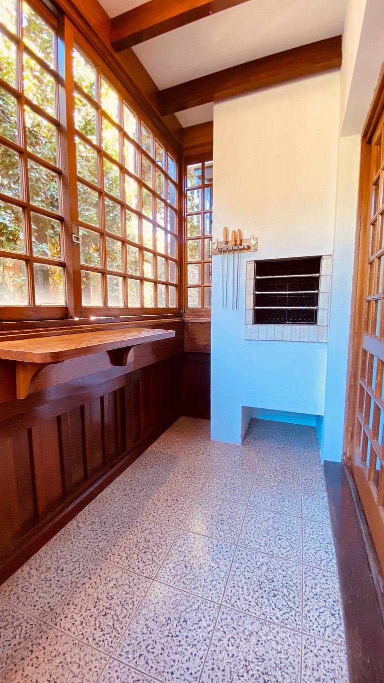 Próximo ao centro, Ar, varanda e churrasqueira!