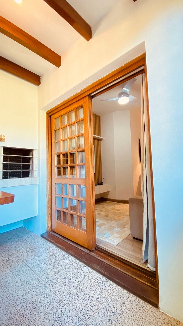 Próximo ao centro, Ar, varanda e churrasqueira!