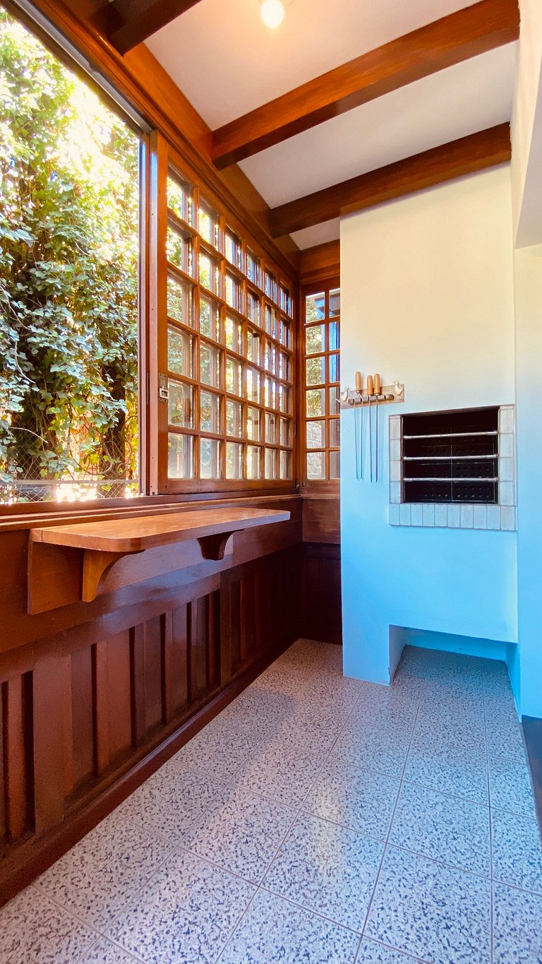 Próximo ao centro, Ar, varanda e churrasqueira!