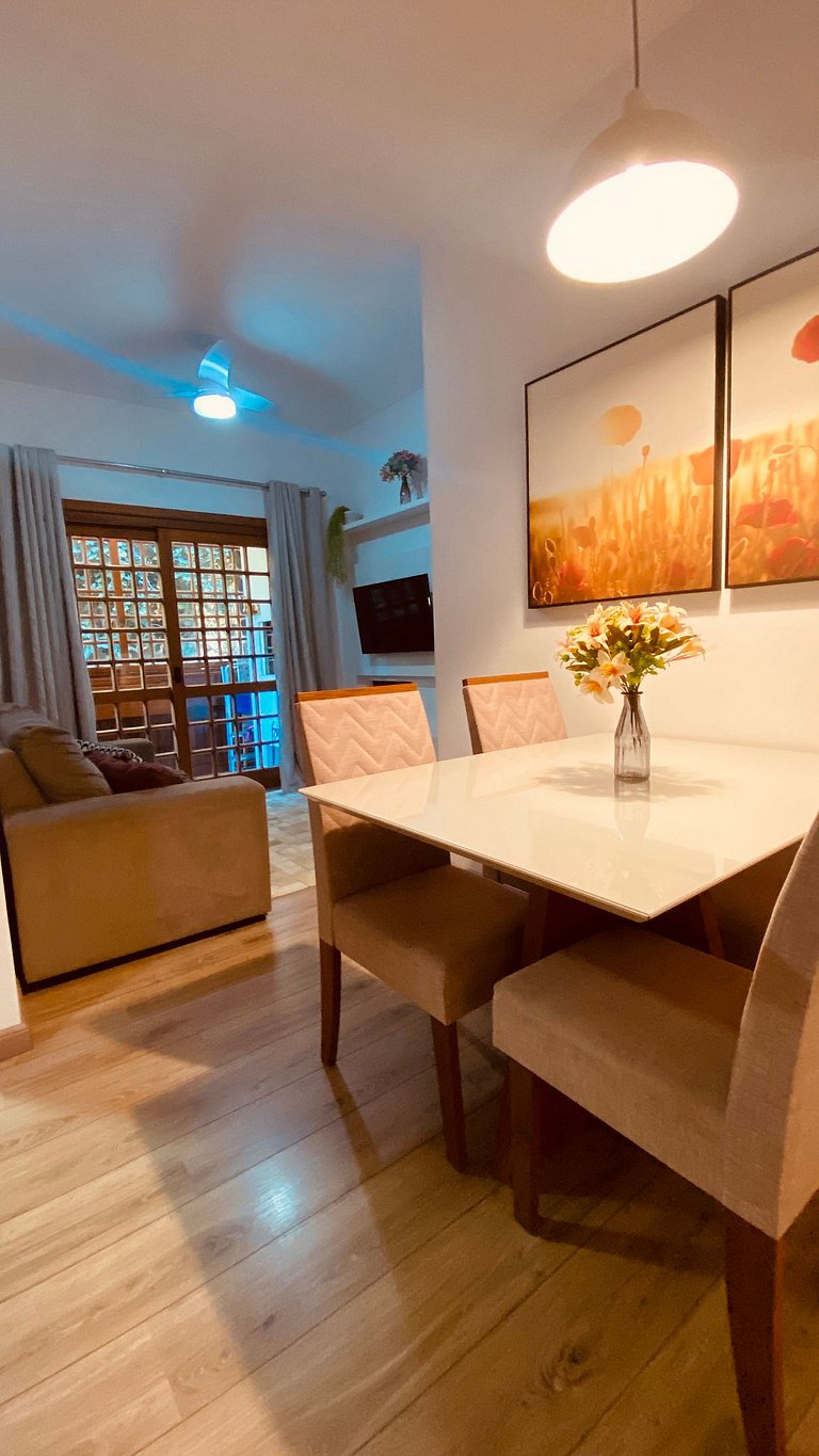 Próximo ao centro, Ar, varanda e churrasqueira!