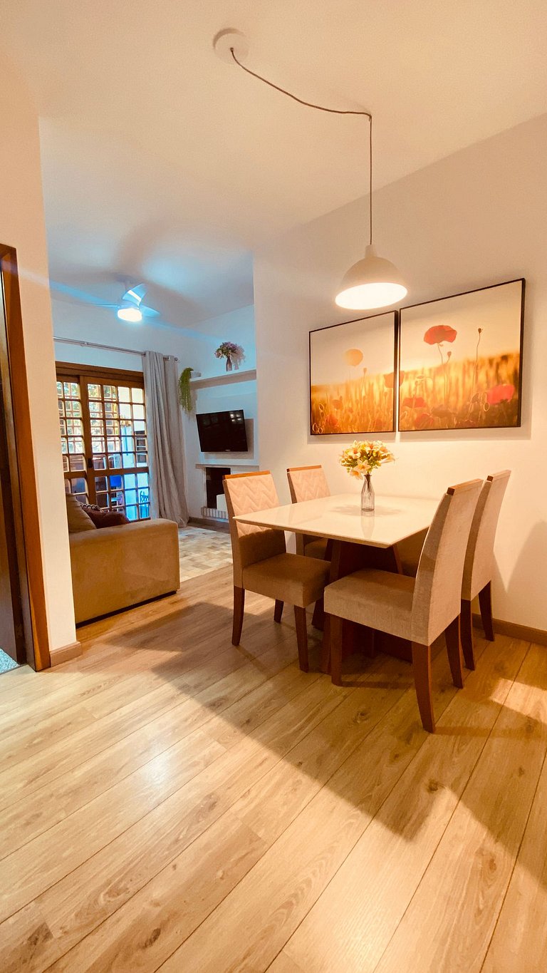 Próximo ao centro, Ar, varanda e churrasqueira!