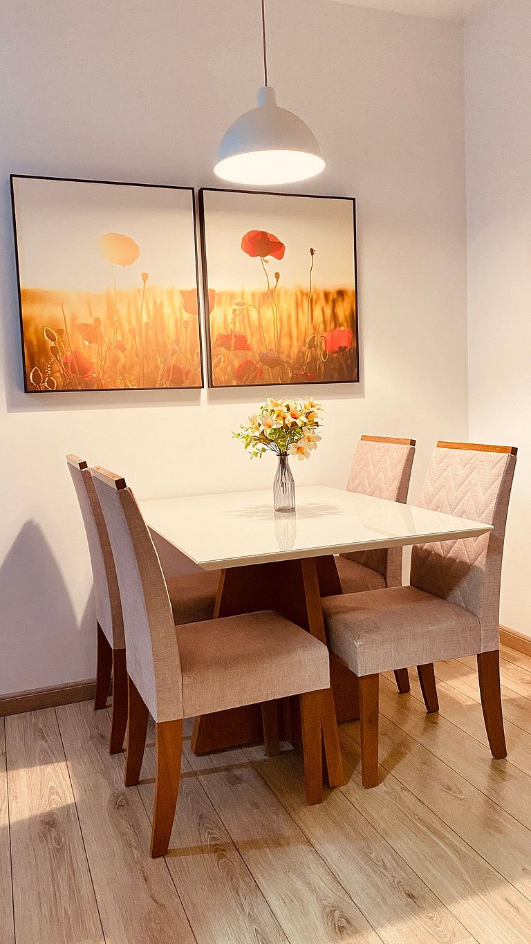 Próximo ao centro, Ar, varanda e churrasqueira!