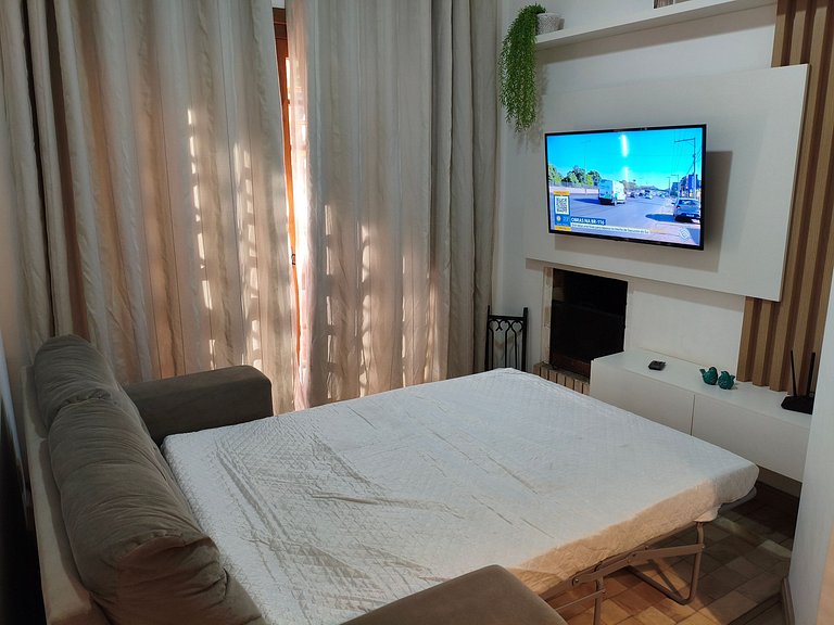 Próximo ao centro, Ar, varanda e churrasqueira!