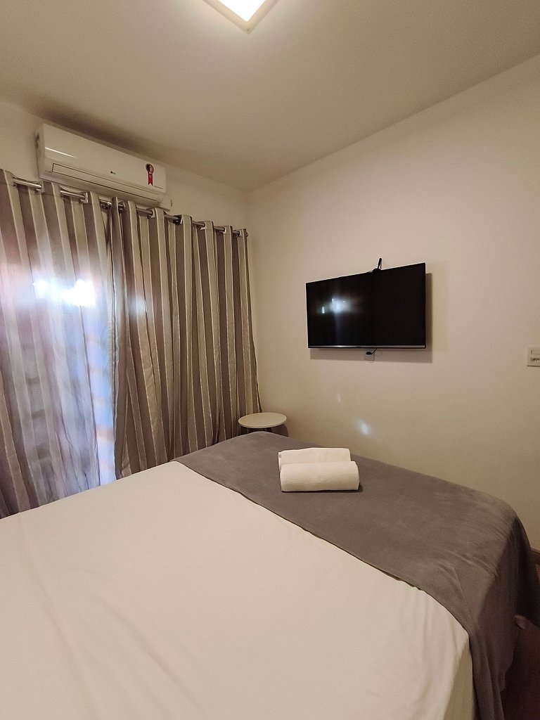 Próximo ao centro, Ar, varanda e churrasqueira!