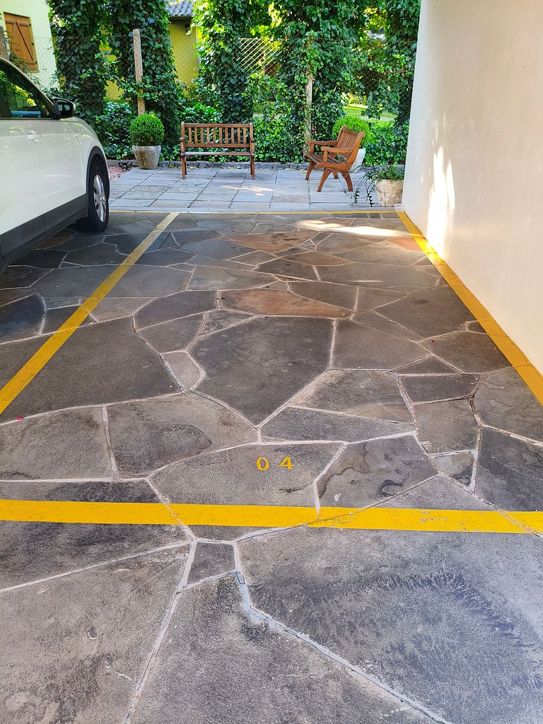 Próximo ao centro, Ar, varanda e churrasqueira!