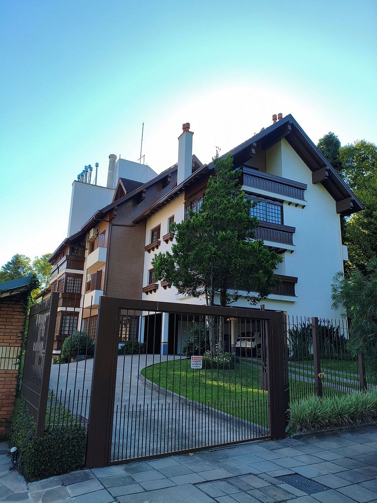 Próximo ao centro, Ar, varanda e churrasqueira!