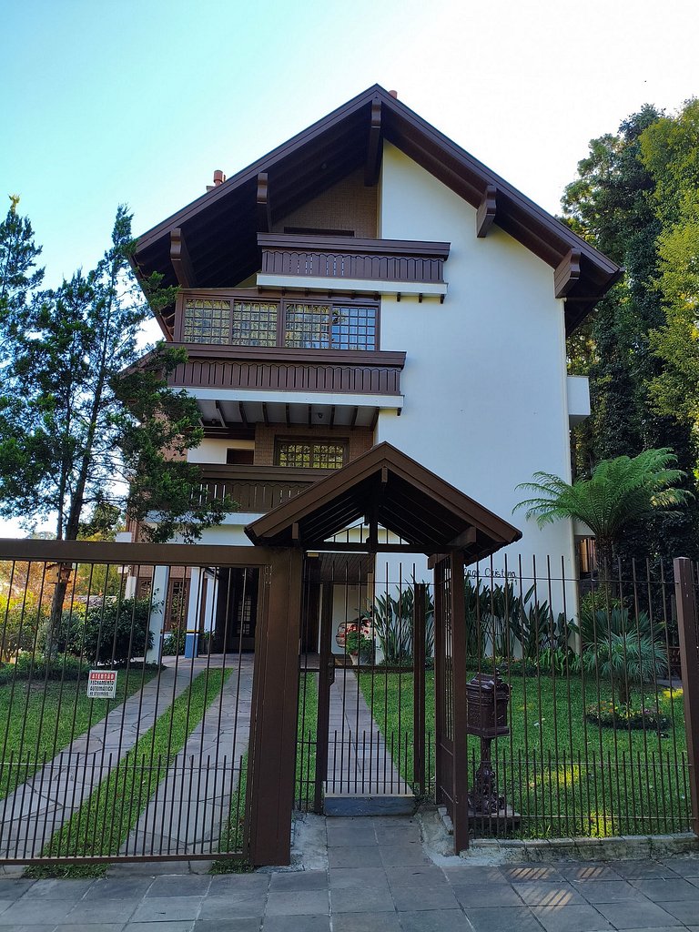 Próximo ao centro, Ar, varanda e churrasqueira!