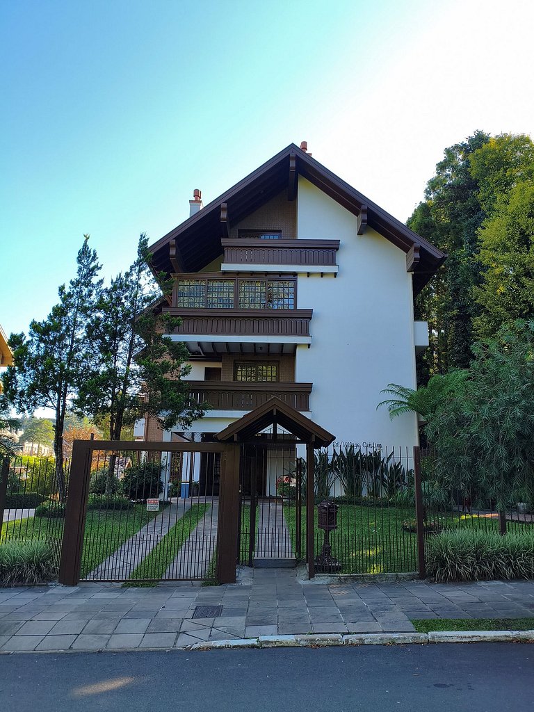 Próximo ao centro, Ar, varanda e churrasqueira!