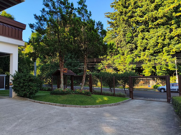 Próximo ao centro, Ar, varanda e churrasqueira!