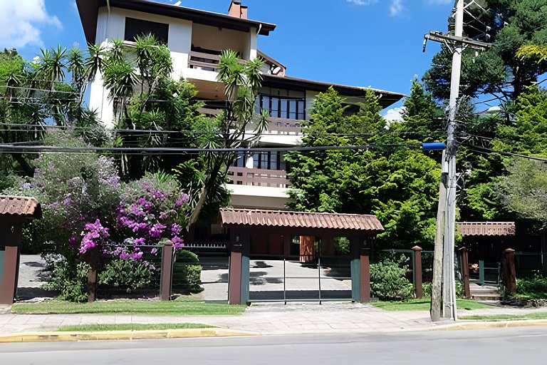 Duplex com ar Q/F, Piscina Aquec. Faça tudo a pé!