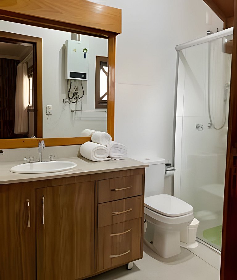 Duplex com ar Q/F, Piscina Aquec. Faça tudo a pé!