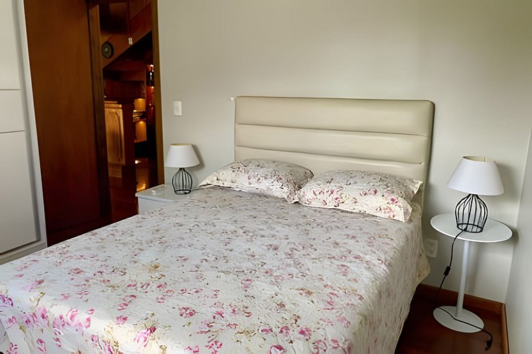 Duplex com ar Q/F, Piscina Aquec. Faça tudo a pé!