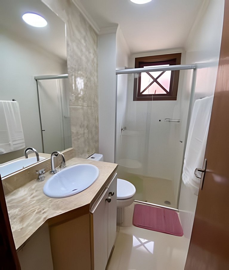 Duplex com ar Q/F. prox. ao lago. Faça tudo a pé!