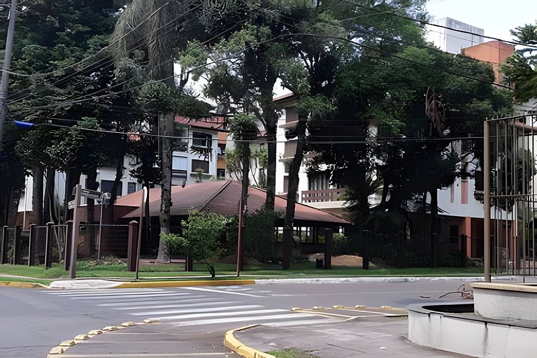 Duplex com ar Q/F, Piscina Aquec. Faça tudo a pé!