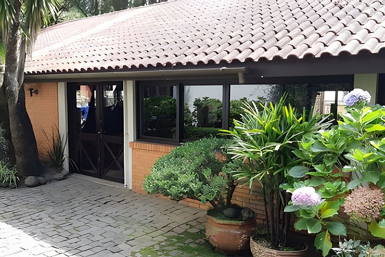 Duplex com ar Q/F, Piscina Aquec. Faça tudo a pé!