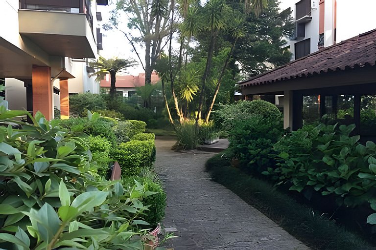 Duplex com ar Q/F. prox. ao lago. Faça tudo a pé!